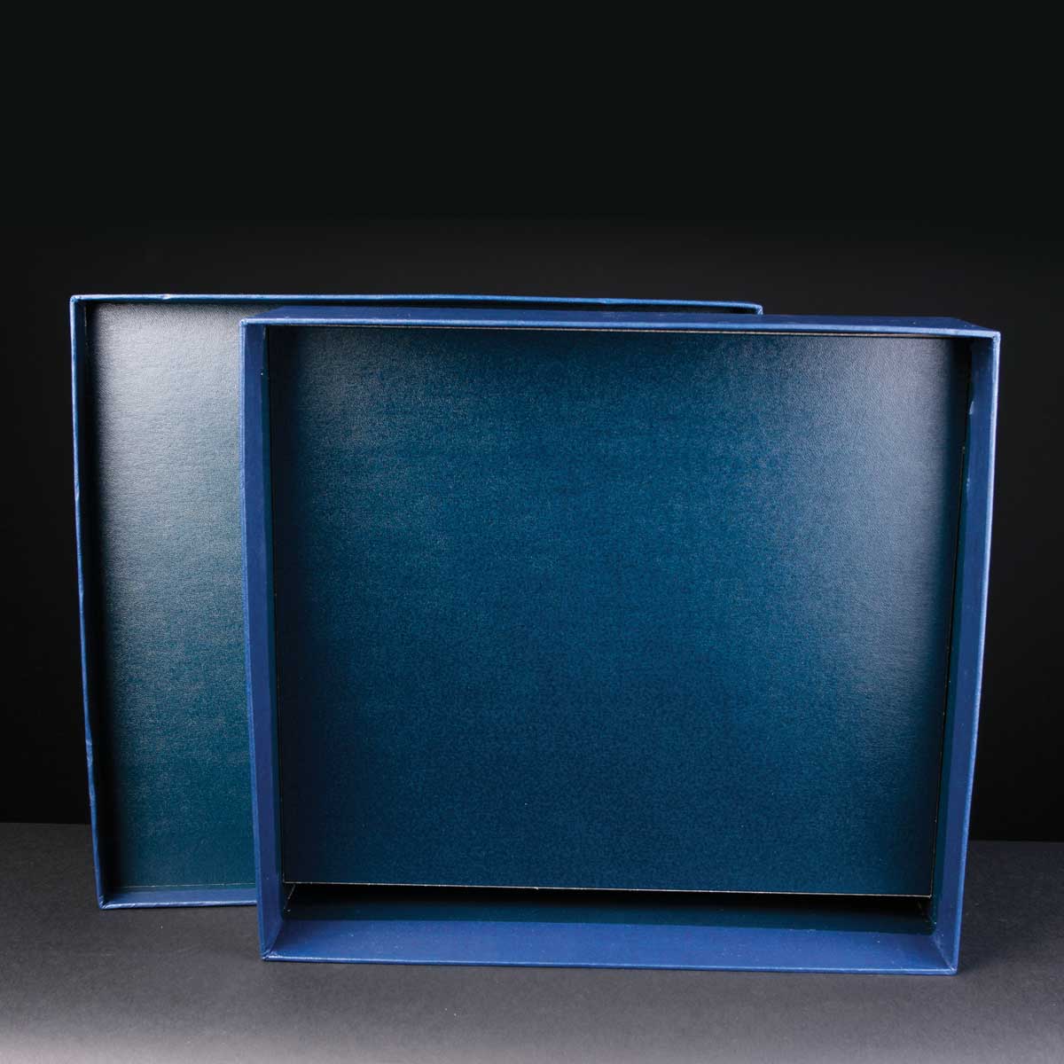 Award Box Landscape Platform 12.7x11.75x4 inches, Single, White Sleeve