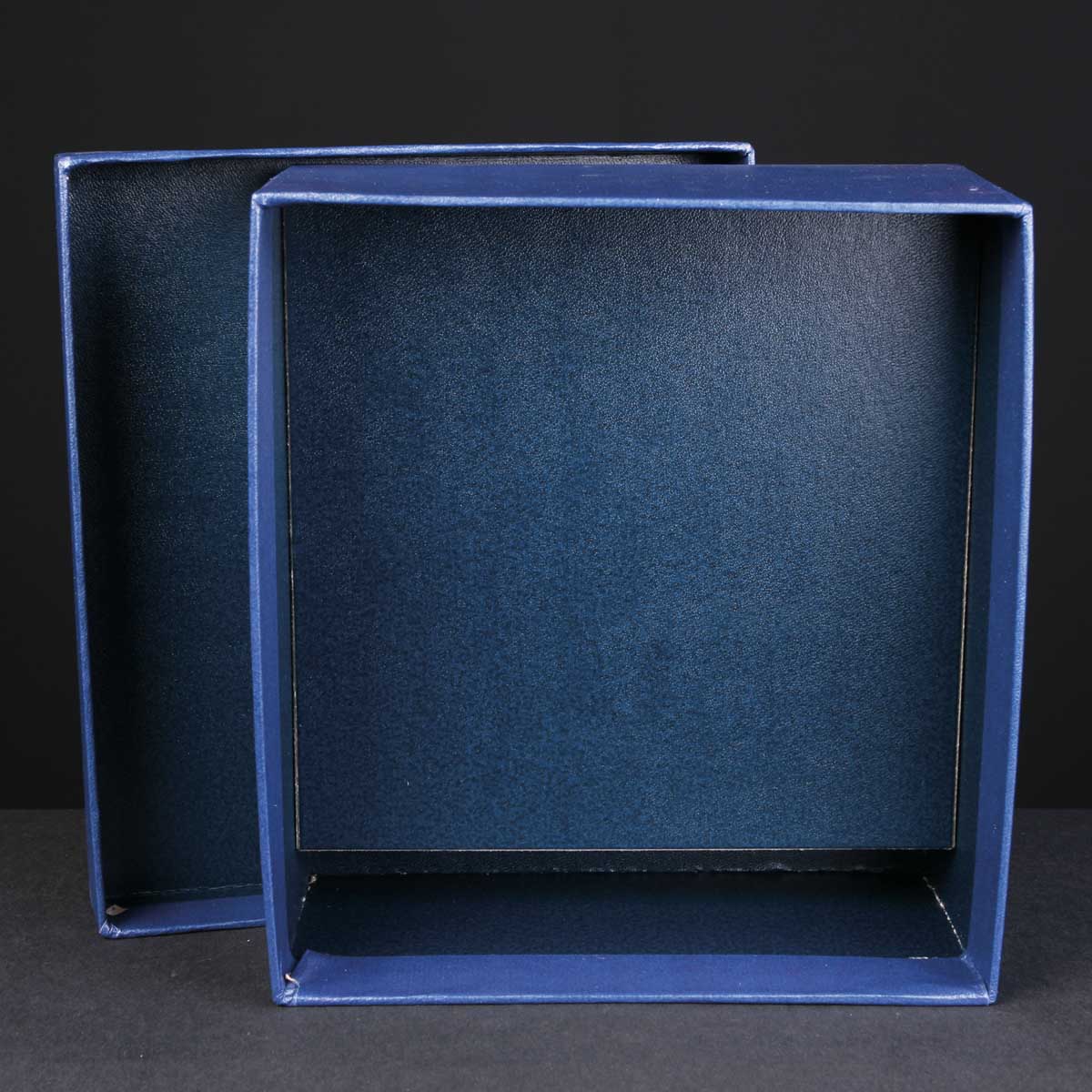 Award Box Portrait Platform 7.25x8x3.5 inches, Single, White Sleeve